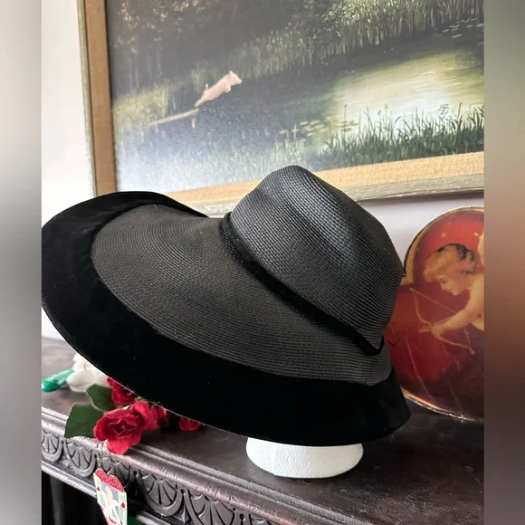 1930s/1940s wide brimmed black straw and velvet hat